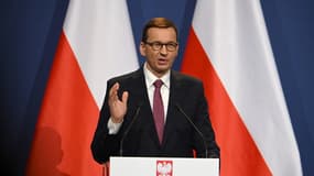 Le Premier ministre polonais Mateusz Morawiecki lors d'une conférence de presse à Budapest (Hongrie), le 1er avril 2021.