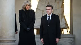  Emmanuel et Brigitte Macron lors d'minute de silence en hommage aux victimes du passage du cyclone Chido à Mayotte, le 23 décembre 2024 à l'Élysée. 