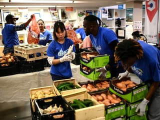 Des bénévoles de l'association Linkee préparent une distribution de colis d'aide alimentaire pour des étudiants, le 24 septembre 2024 à Bordeaux