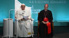 Le pape François et l'évêque d'Ajaccio au congrès sur "La religiosité populaire en Méditerranée", au Palais des Congrès d'Ajaccio, le 15 décembre 2024
