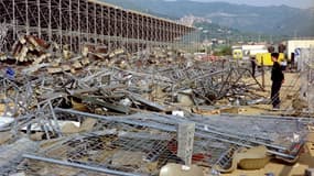 Un CRS observe les décombres après l'effondrement d'une tribune dans le stade de Furiani, avant le match entre Bastia et Marseille, le 5 mai 1992
