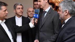 Le président syrien Bachar al-Assad répond aux questions des journalistes après un entretien avec le ministre iranien de l'Economie, le 16 mars 2015 à Damas