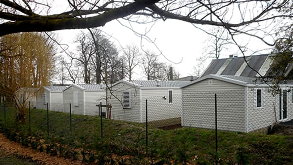Cinq familles roms ont donc posé leurs bagages dans leur nouveau mobile home. Cinq familles roms ont donc posé leurs bagages dans leur nouveau mobile home.