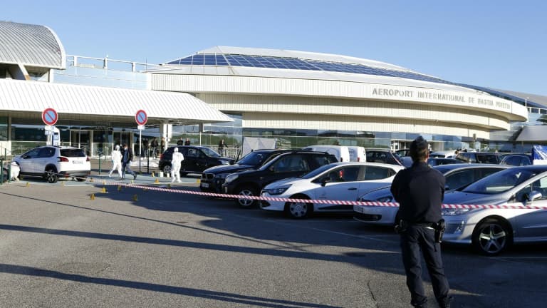 Des membres de la police scientifique sur les lieux de la fusillade meurtrière à l'aéroport de Bastia, le 5 décembre 2017 en Corse. (Photo d'archive)