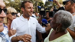 Emmanuel Macron dans les rues de Bormes-les-Mimosas le 7 août 2018