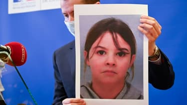 Le procureur de la République d'Epinal Nicolas Heitz tient un portrait de Mia, une fillette de 8 ans enlevée  dans les Vosges, lors d'une conférence de presse le 14 avril 2021 à Epinal
