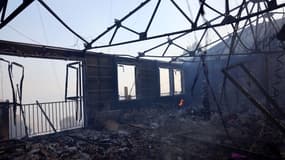 Un incendie toujours actif dans un bâtiment détruit après un incendie de forêt dans le quartier de l'Estaque à Marseille, dans le sud de la France, le 8 juillet 2025.