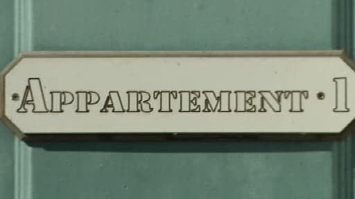 La porte de l'appartement où vivent les six étudiants agressés.