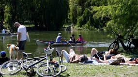 Personnes au bord du lac Daumesnil dans le bois de Vincennes, le 17 mai 2020