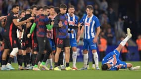 Pere Milla au sol à la fin du match de Liga Espanyol-Barça le 15 mai 2025
