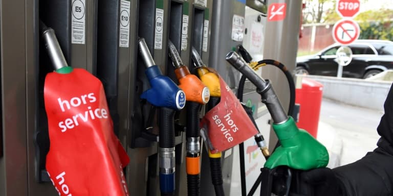 Des pompes hors service faute de carburant dans une station-service, le 13 octobre 2022 à Paris
