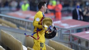 Lionel Messi avec le trophée de la Coupe du Roi, à Séville le 17 avril 2021