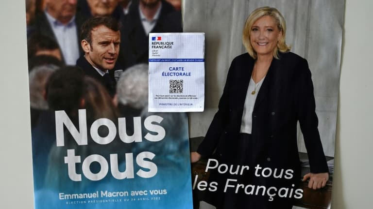 Une carte électorale et des posters du président-candidat LREM Emmanuel Macron et de Marine Le Pen, candidate RN, avant le deuxième tour de la présidentielle, le 21 avril 2022 à Montpellier