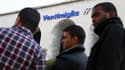 Migrants nord-africains devant la gare italienne de Vintimille, à la frontière avec la France. La gauche française s'élève contre la proposition de l'Elysée de renforcer la clause de suspension provisoire des accords de Schengen en cas d'afflux d'immigran