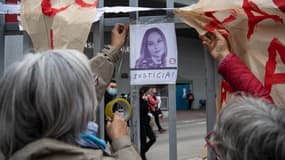 Des femmes placent le portrait de la journaliste Francisa Sandoval devant un hôpital à Santiago, le 12 mai 2022