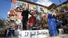 L'artiste Benjamin Vautier, Ben, devant sa maison à Nice, le 1er décembre 2009. 