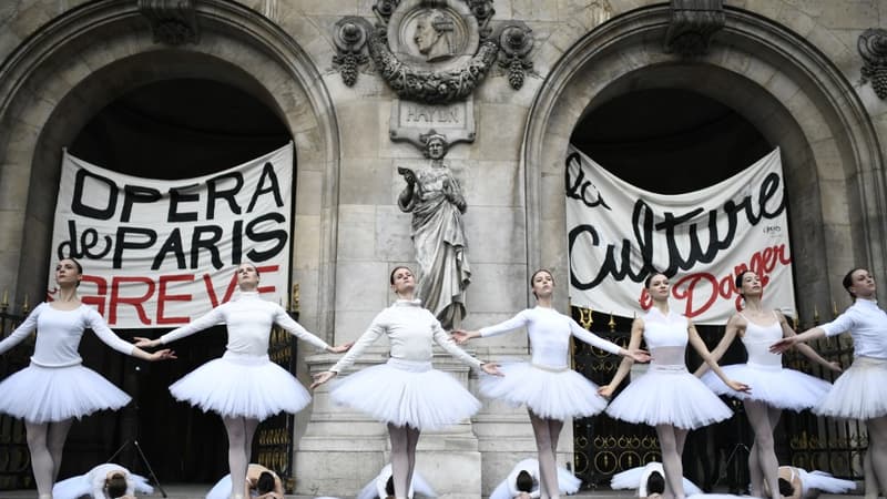 Les danseurs de l'Opéra ont manifesté devant le monument le 24 décembre 2019.