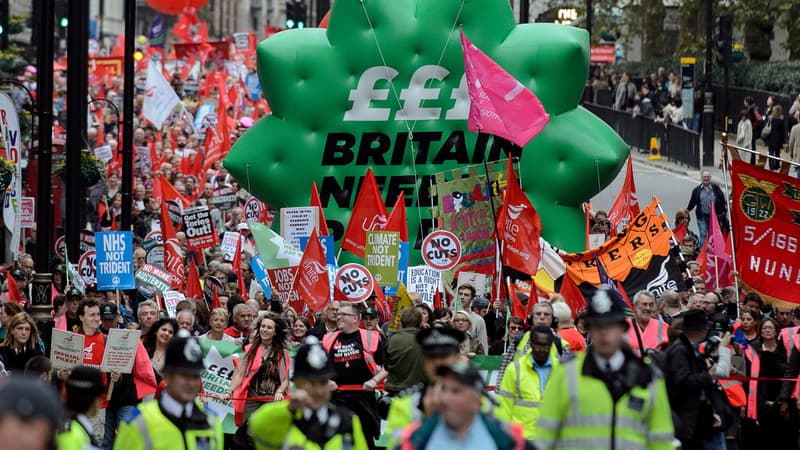 Plusieurs dizaines de milliers de personnes ont marché dans les rues de Londres samedi 18 octobre pour réclamer des hausses de salaires. 