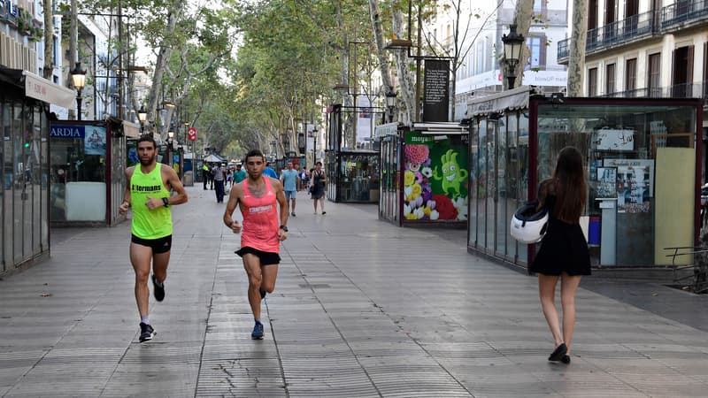 Des Barcelonais font un footing sur La Rambla, le 18 août 2017, au lendemain de l'attaque à la voiture-bélier perpétrée sur cette artère du centre de la ville.