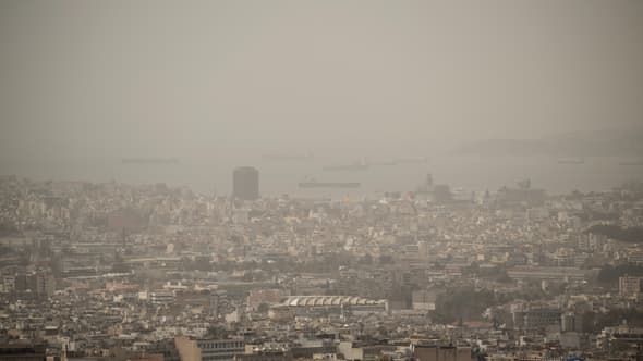 Athènes dans un brouillard de sable et de poussière, le 27 mars 2023