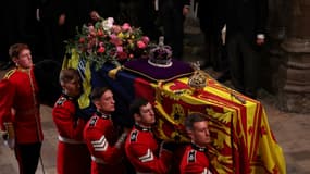 Le cercueil de la reine Elizabeth II porté dans l'abbaye de Westminster