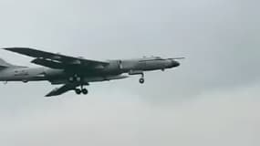 Sur cette vidéo amateur, on reconnait le bombardier H-6N armé d'un missile ressemblant au modèle hypersonique DF-17.