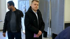 Le député insoumis Louis Boyard s'apprête à voter au second tour des élections municipales anticipées de Villeneuve-Saint-Georges (Val-de-Marne), le 2 février 2025