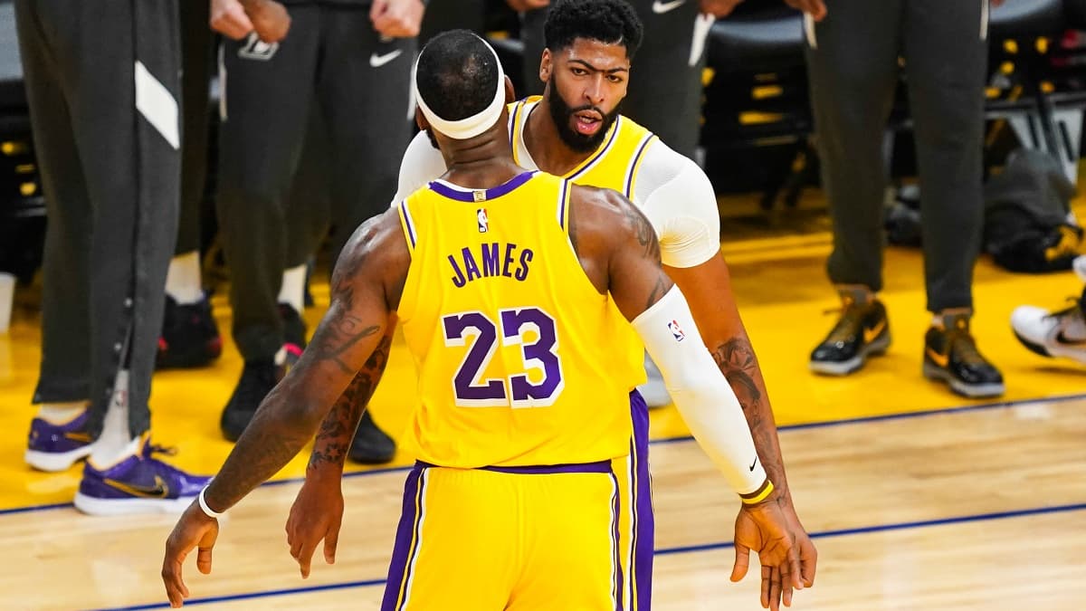 LeBron James (de dos) et Anthony Davis sous le maillot des Los Angeles Lakers LeBron James (de dos) et Anthony Davis sous le maillot des Los Angeles Lakers