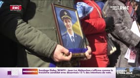 Guerre en Ukraine : 1500 personnes réunies pour les funérailles d'un soldat