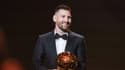 Lionel Messi pose avec son huitième Ballon d'Or, le 30 octobre 2023