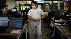 Un assistant de régulation médicale (ARM) au centre d'accueil du Samu de Toulouse, le 11 juillet 2022