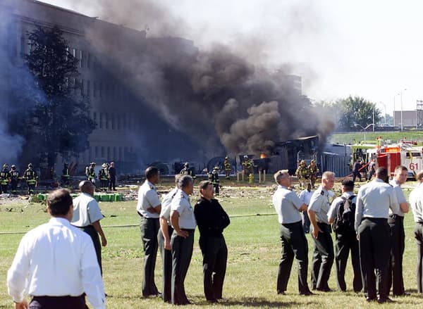 Des employés du Pentagone, le quartier général de la Défense, peu de temps après le crash d'un avion de ligne sur le bâtiment fédéral américain le 11 septembre 2001.