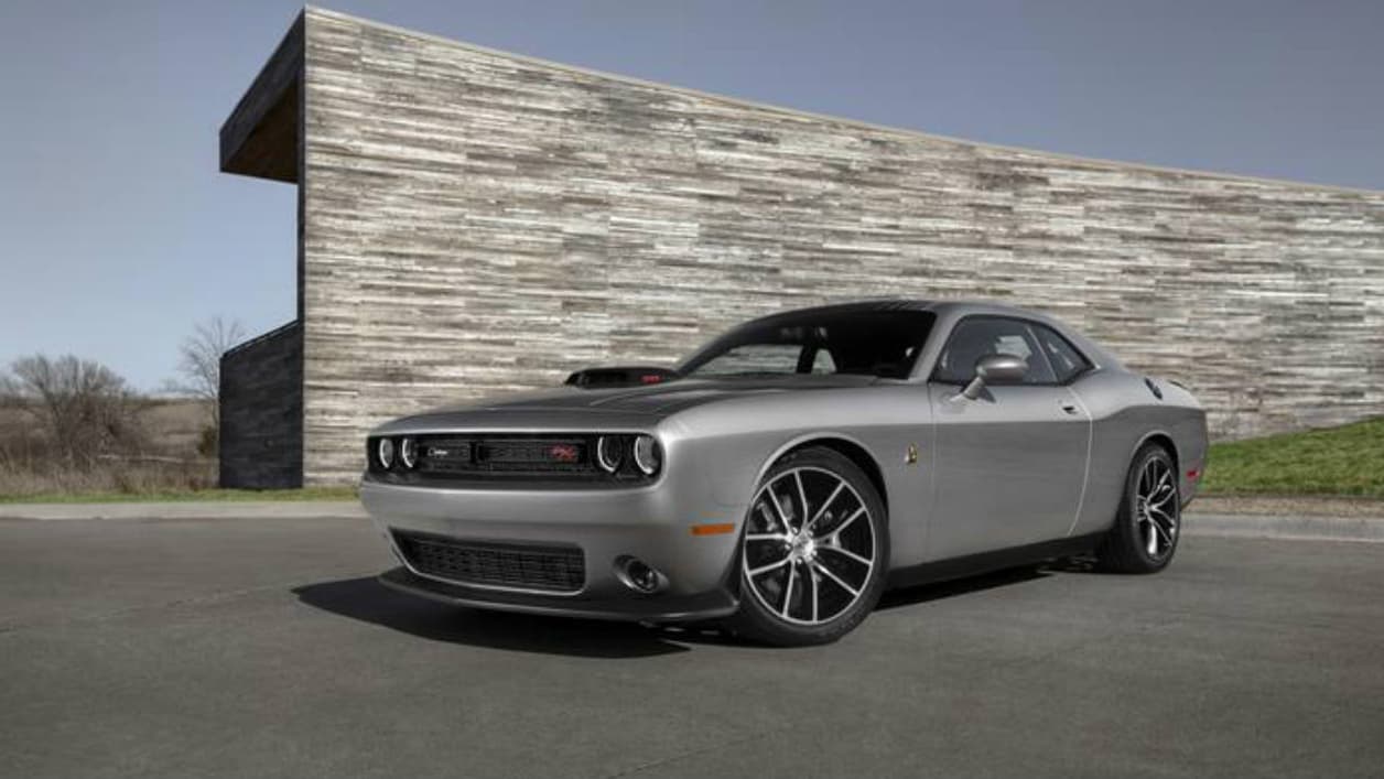 Au minimum, la Dodge Challenger embarque un moteur V6. Au minimum, la Dodge Challenger embarque un moteur V6.