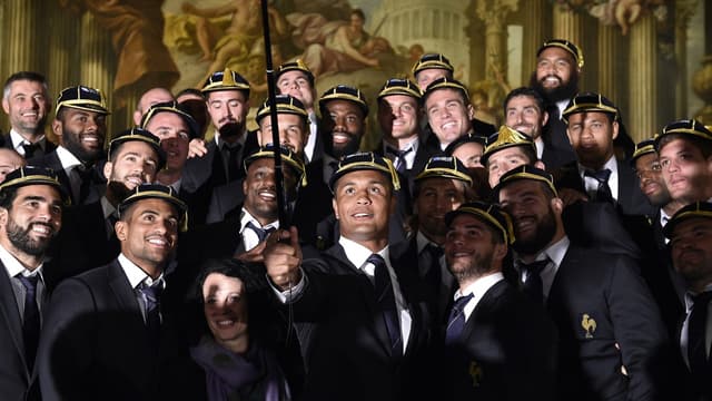 Thierry Dusautoir immortalise la cérémonie de remise de caps