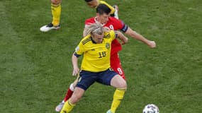 Emil Forsberg devant Robert Lewandowski lors de Suède-Pologne, le 23 juin 2021