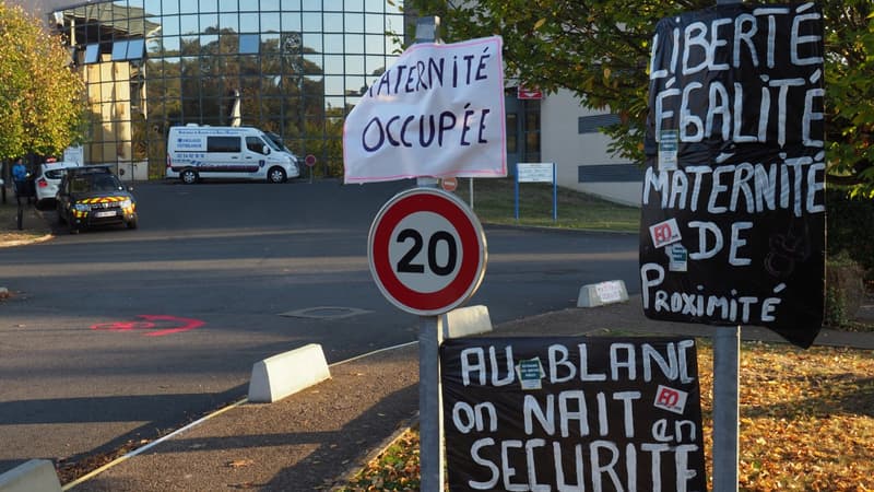 Des panneaux dénonçant la fermeture de la maternité du Blanc, dans l'Indre, en octobre 2018