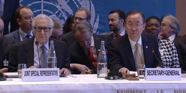 Le secrétaire général de l'ONU Ban Ki-moon (à droite) a ouvert la conférence de paix.
