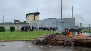 Une mobilisation devant la prison de Lyon-Corbas (Rhône) après l'attaque d'un fourgon dans l'Eure qui a coûté la vie à deux agents pénitentiaires.