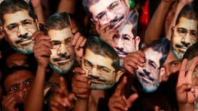 Partisans de Mohamed Morsi et des Frères musulmans lors d'un rassemblement au Caire, vendredi. Une enquête pénale a été ouverte pour espionnage, incitation à la violence et destruction de l'économie à l'encontre du président Mohamed Morsi écarté du pouvoi