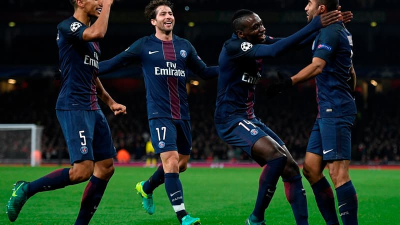 Les Parisiens félicitent Lucas, à l'origine du deuxième but du PSG à Londres (2-2 contre Arsenal).
