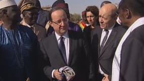 François Hollande a été accueilli à Tombouctou par des soldats maliens et français. Un chameau lui a été offert en cadeau de bienvenue.