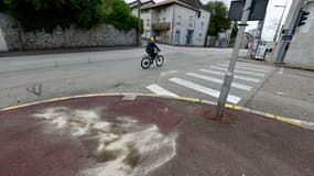 Des traces blanches et des traces d'huile au sol indiquent l'endroit où le scooter s'est arrêté, après la mort de deux hommes dans un accident dans la nuit du 5 au 6 août 2023, à Limoges