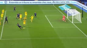 La volée de Pavard lors de France-Suède
