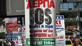 Les rues d'Athènes sont couvertes d'appels des syndicats à manifester ce mercredi 26 septembre.