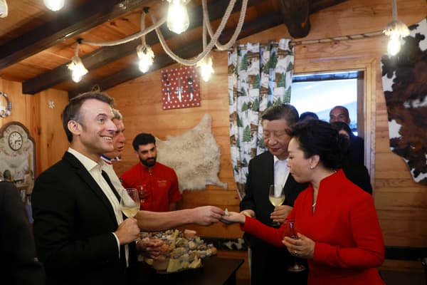Xi Jinping, son épouse Peng Liyuan et Emmanuel Macron partagent un moment dans un restaurant au col du Tourmalet, dans les Pyrénées, dans le cadre de sa visite d'État de deux jours en France, le 7 mai 2024.