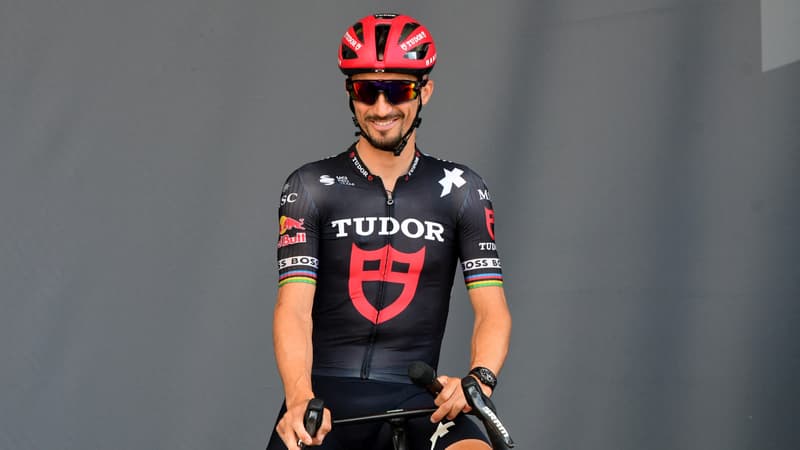 Julian Alaphilippe (Tudor) sur le podium avant le départ de la 18e étape du Tour de France, 24 juillet 2025