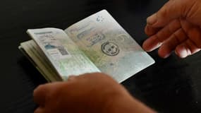 Les visiteurs font tamponner leur passeport à leur arrivée à Sealand, le 16 septembre 2021