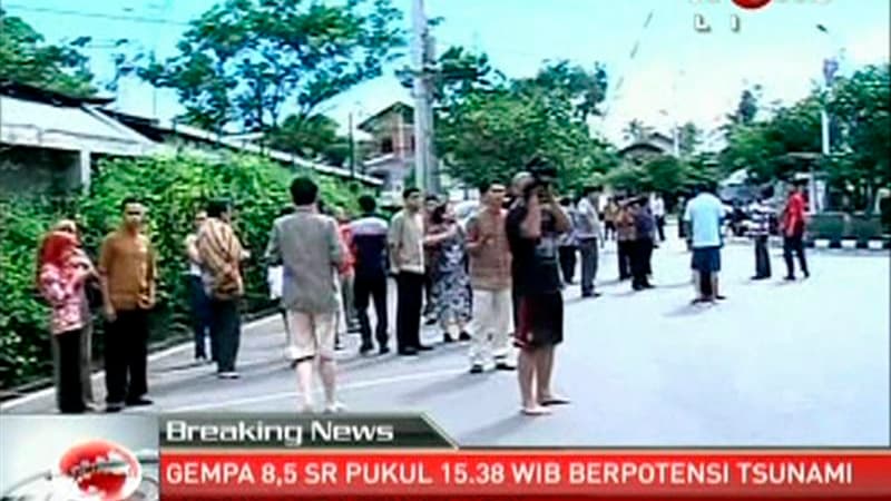 Capture d'écran d'une vidéo de la télévision indonésienne, montrant des habitants de la province d'Aceh, qui sortent de leur maison après le tremblement de terre d'une magnitude de 8,7 qui a secoué la région. /Photo prise le 11 avril 2012/REUTERS/TV One v