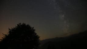 Une photographie de la Voie lactée pendant la pluie d'étoiles filantes des Perséides à Crissolo, dans le nord de l'Italie, le 13 août 2015. 