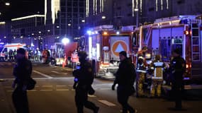 Des forces de l'ordre et des secouristes au marché de Noël de Magdebourg, ce vendredi 20 décembre.